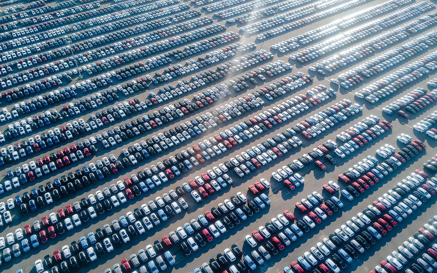 «Машины есть»: дилеры отреагировали на фото заполненных складов